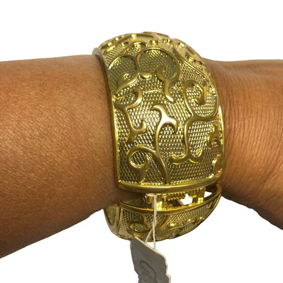 GUESS GOLD TONE WIDE BANGLE BRACELET NWT - Picture 2 of 7